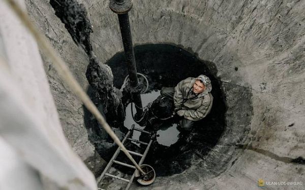 В Улан-Удэ из канализационного колодца сотрудники «Водоканала» извлекли баранью шкуру