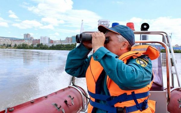 Инспекторы ГИМС провели спасательную операцию в акватории озера Байкал