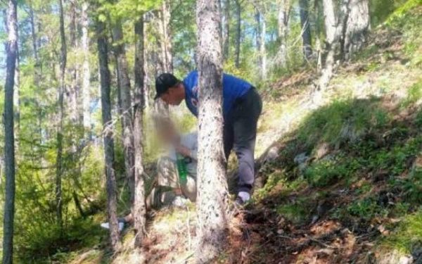 В горах Бурятии полицейский помог туристке с переломом ноги