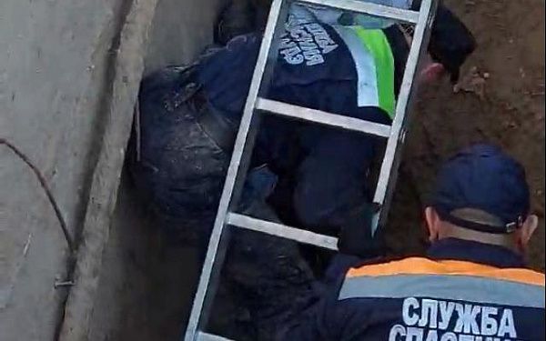 Улан-удэнские спасатели оказали помощь рабочему, которого засыпало грунтом