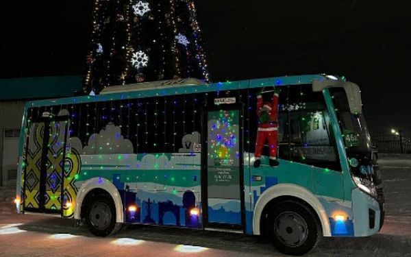 В Улан-Удэ курсируют новогодние автобусы