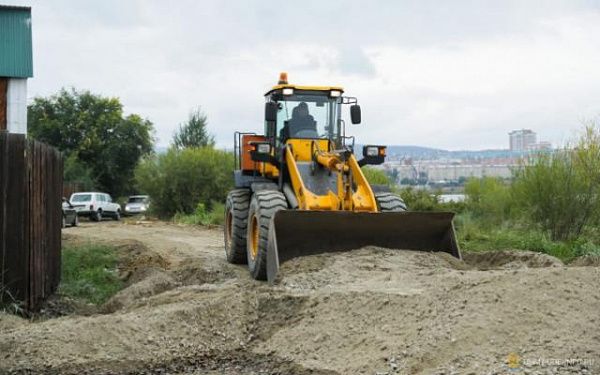 На Левом берегу продолжается отсыпка низменных участков