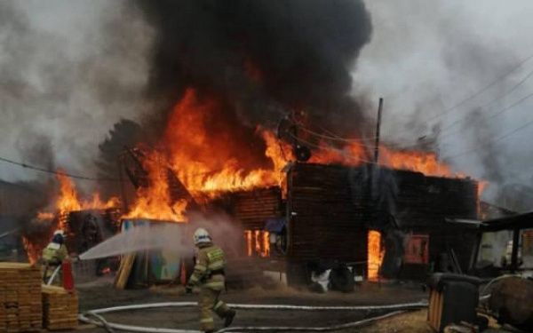 На севере Бурятии огонь уничтожил столярный цех