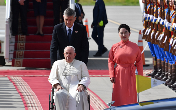 Папа Римский прилетел в Монголию 
