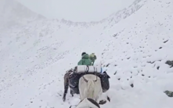 Туристов в горах Бурятии не останавливает снежный буран