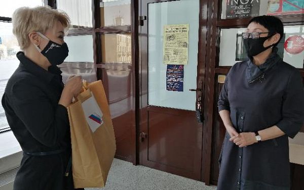Участники акции #МыВместе в Бурятии передали СИЗы для сотрудников пяти республиканских театров 