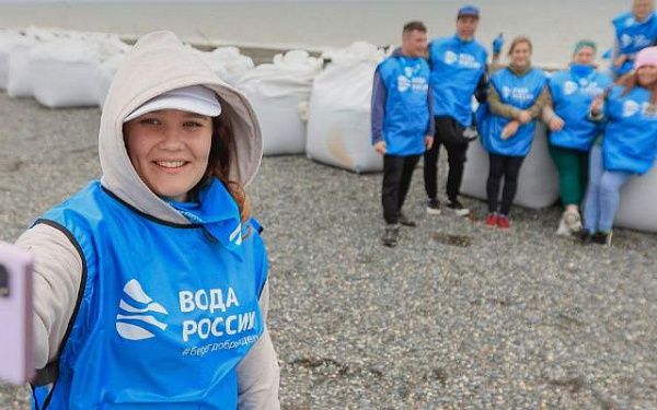 Известные актрисы и фигурист Авербух очистят от мусора берег Байкала