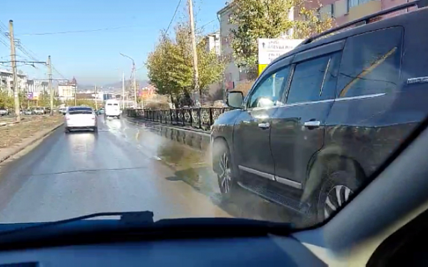 В районе улицы Терешковой в Улан-Удэ прорвало трубопровод 