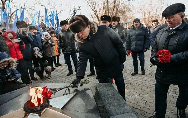 Алексей Цыденов возложил цветы к мемориалу Победы в честь празднования Дня защитника Отечества