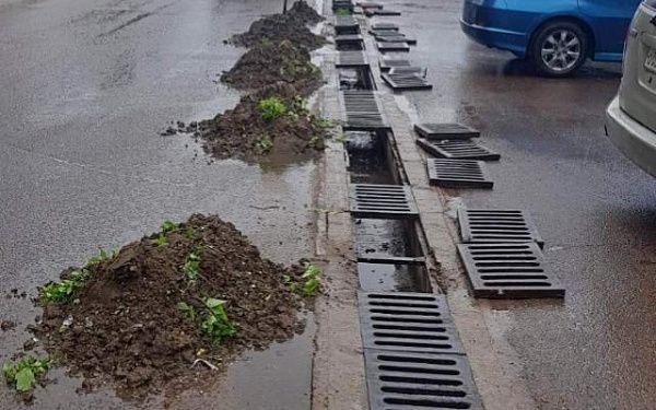 В Улан-Удэ чистят ливневые канализации после сильных дождей