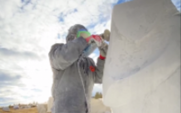 Известный художник создаёт скульптуру из белого мрамора в Иркутской области