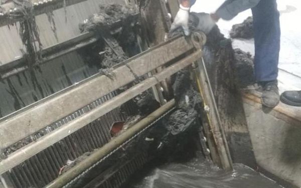 Пять тысяч тонн мусора вылавливает городской «Водоканал» из системы канализации в год
