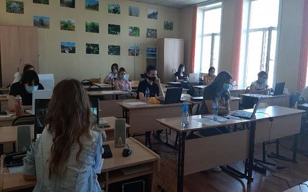 Сегодня почти 1500 одиннадцатиклассников сдают ЕГЭ по литературе, географии и информатике и ИКТ
