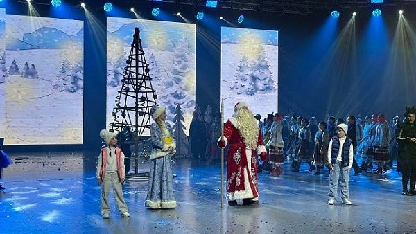 Представления новогодней ёлки Главы Бурятии начались в Улан-Удэ