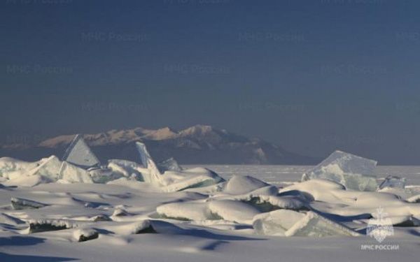 Передвигаться по льду Байкала на автомобиле крайне опасно