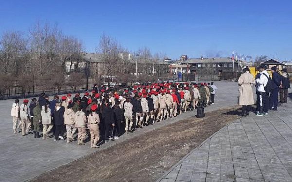 Школьники Улан-Удэ готовятся к параду Победы