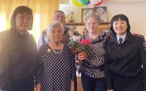 В Улан-Удэ полицейские поздравили ветерана ГАИ с 90-летним юбилеем