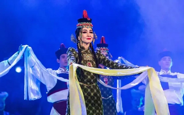 В Улан-Удэ зрители в национальных костюмах получат презенты от театра «Байкал»