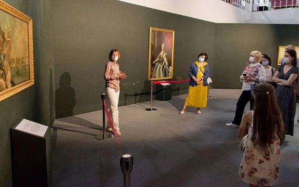 В Улан-Удэ стартовали бесплатные экскурсии от куратора выставки «Екатерина Великая»