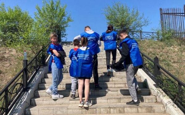 В Улан-Удэ подростки очистили набережную Селенги от мусора