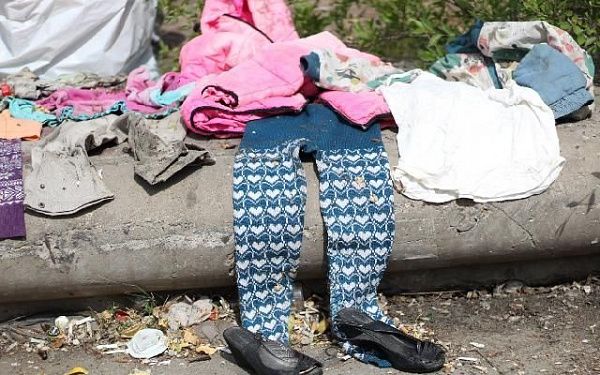 В Улан-Удэ выбрасывают ненужную детскую одежду на старом мосту