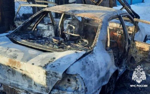 В Улан-Удэ огонь уничтожил автомобиль