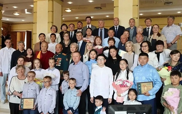 В Бурятии чествовали семьи - победителей регионального этапа конкурса «Семья года -2026»