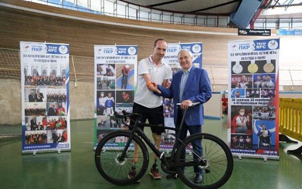Чемпиону из Бурятии подарили высокотехнологичный велосипед