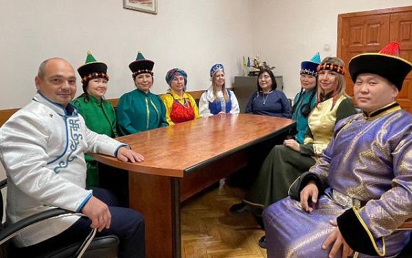 Сотрудники мэрии Улан-Удэ пришли на работу в национальных костюмах