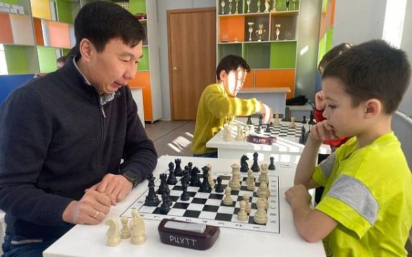 В Улан-Удэ дети сыграли в шахматы с депутатами горсовета