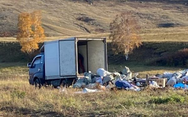 В Бурятии у скульптуры "Олени" грузовик выгрузил целую гору мусора и уехал