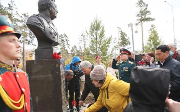 В Улан-Удэ увековечили память генерал-полковника Матвея Бурлакова