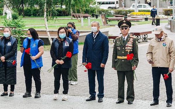 В Улан-Удэ в День воинской славы возложили цветы к Мемориалу Победы
