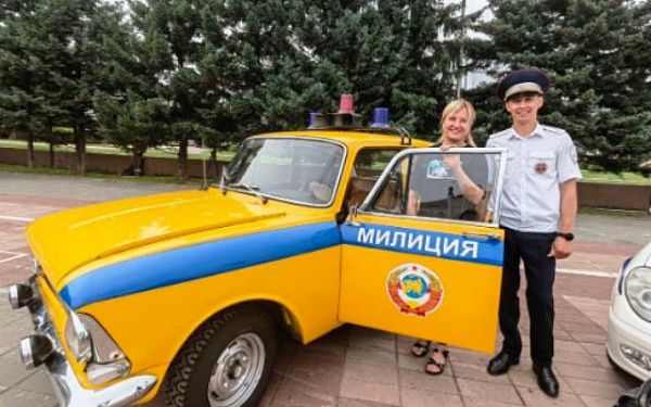 В Улан-Удэ ярко-желтый «Москвич» полиции вызвал интерес у публики
