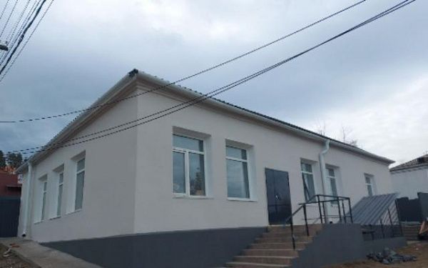В микрорайоне Улан-Удэ капитально обновляют центр образования "Барс" 