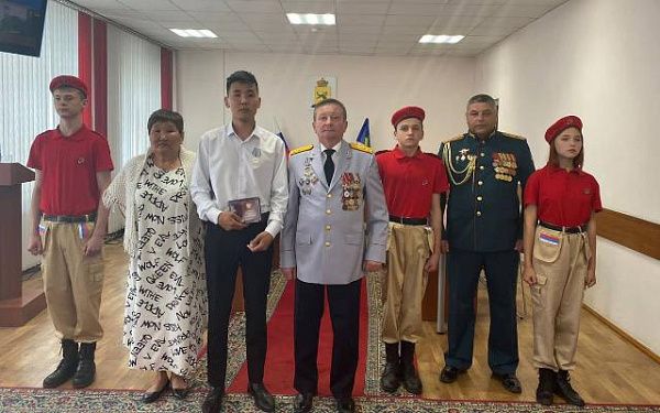 В Улан-Удэ молодому сержанту вручили боевую награду за отвагу на СВО