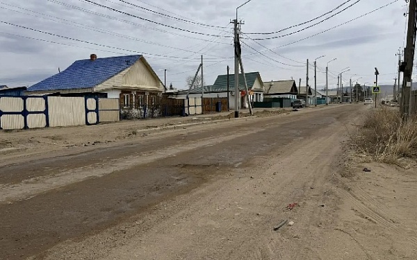 В Гусиноозёрске на одной из центральных улиц устанавливают освещение