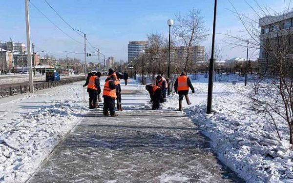 В Улан-Удэ усиленно очищают тротуары от снега