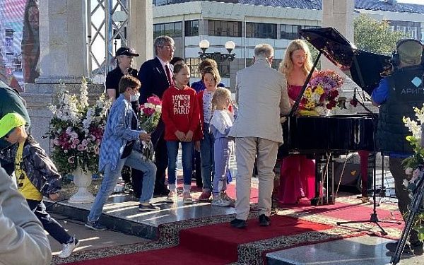 В Улан-Удэ на Театральной площади выступила известная пианистка Валентина Лисица