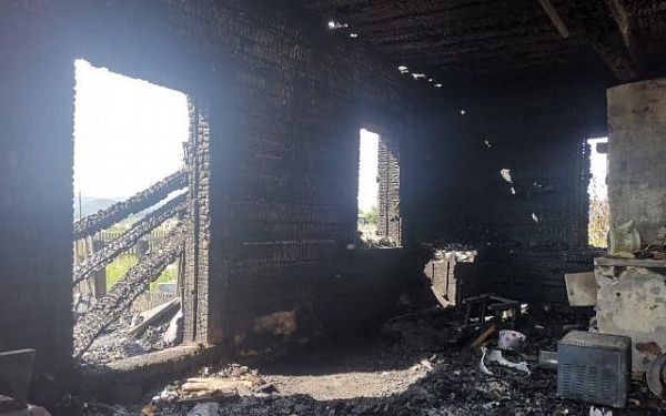 В Бурятии огонь уничтожил дом, автомобиль и мотоцикл