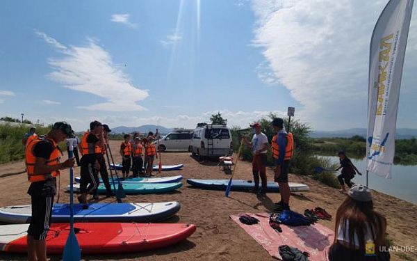 В Улан-Удэ подростки обучились катанию на SUP-серфинге