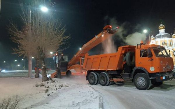 В Улан-Удэ вывозят собранный снег с трех районов города