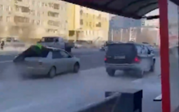 Якутский "Форсаж": очевидцы засняли, как полицейский повис на крыше авто нарушителя