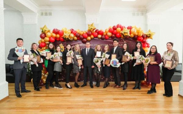 Мэр Улан-Удэ вручил премии лауреатам конкурса «Молодые таланты»