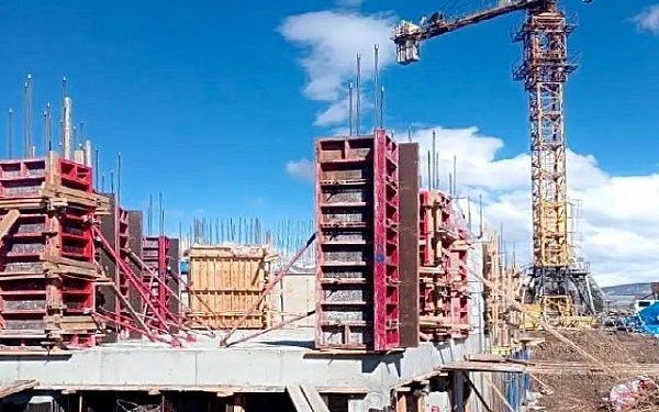В Закаменском районе после приостановки работ в зимний период возобновили строительство центра соцобслуживания