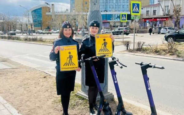 Водитель самоката - спешивайся на пешеходном переходе!