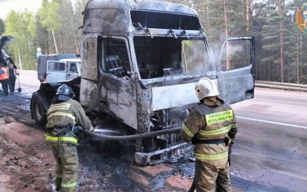 Грузовик сгорел на трассе в Бурятии 