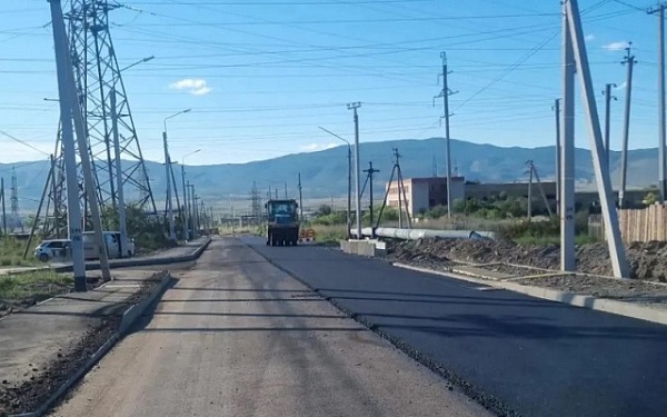 В Бурятии в Гусиноозёрске асфальтируют улицу Проезжую