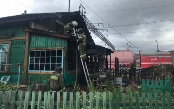 Дознаватели и эксперты Испытательной пожарной лаборатории МЧС России устанавливают причину пожара на станции Дивизионная
