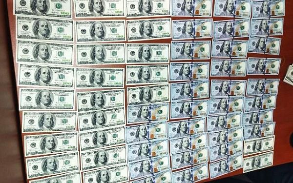 В Бурятии обнаружили 40 тысяч незадекларированных долларов